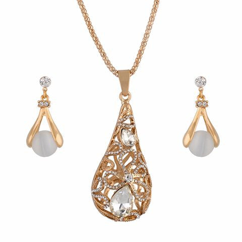 Gold colour Traditional design Pendant Set